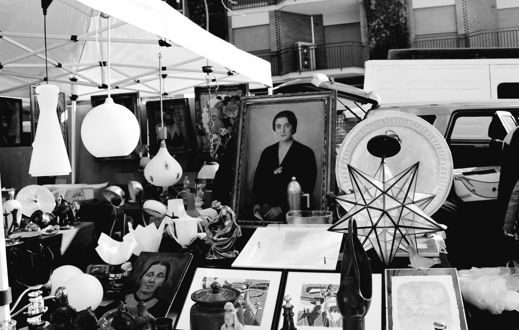 Vecchia bancarella di antiquariato a Porta Portese con quadri impressionisti e lampade Art Déco, anni '70